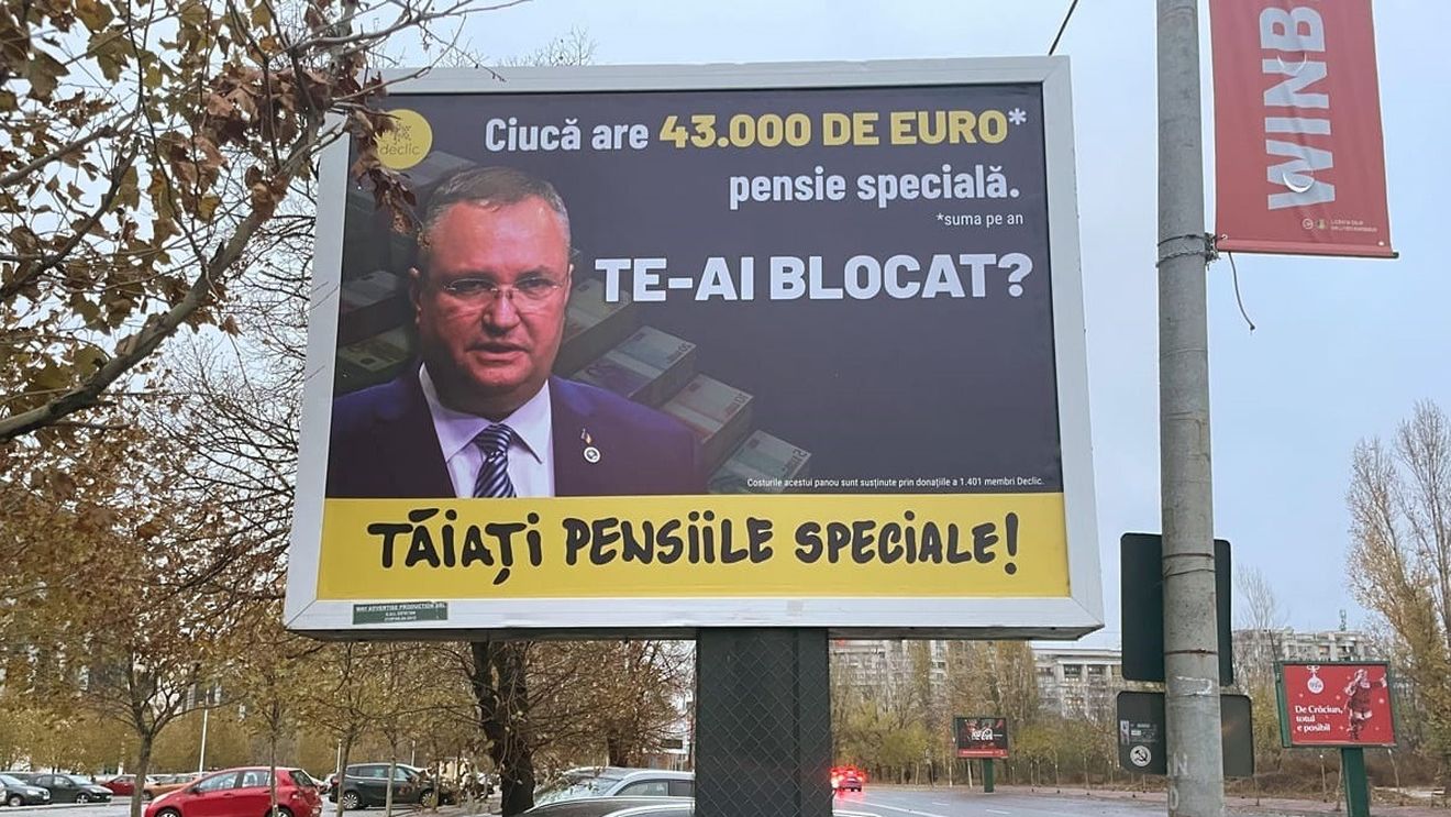 FOTO Protest Declic la Guvern pentru tăierea pensiilor speciale / Panouri publicitare cu mesajul „Ciucă are 43.000 de euro pensie specială”, amplasate în București și pe DN1