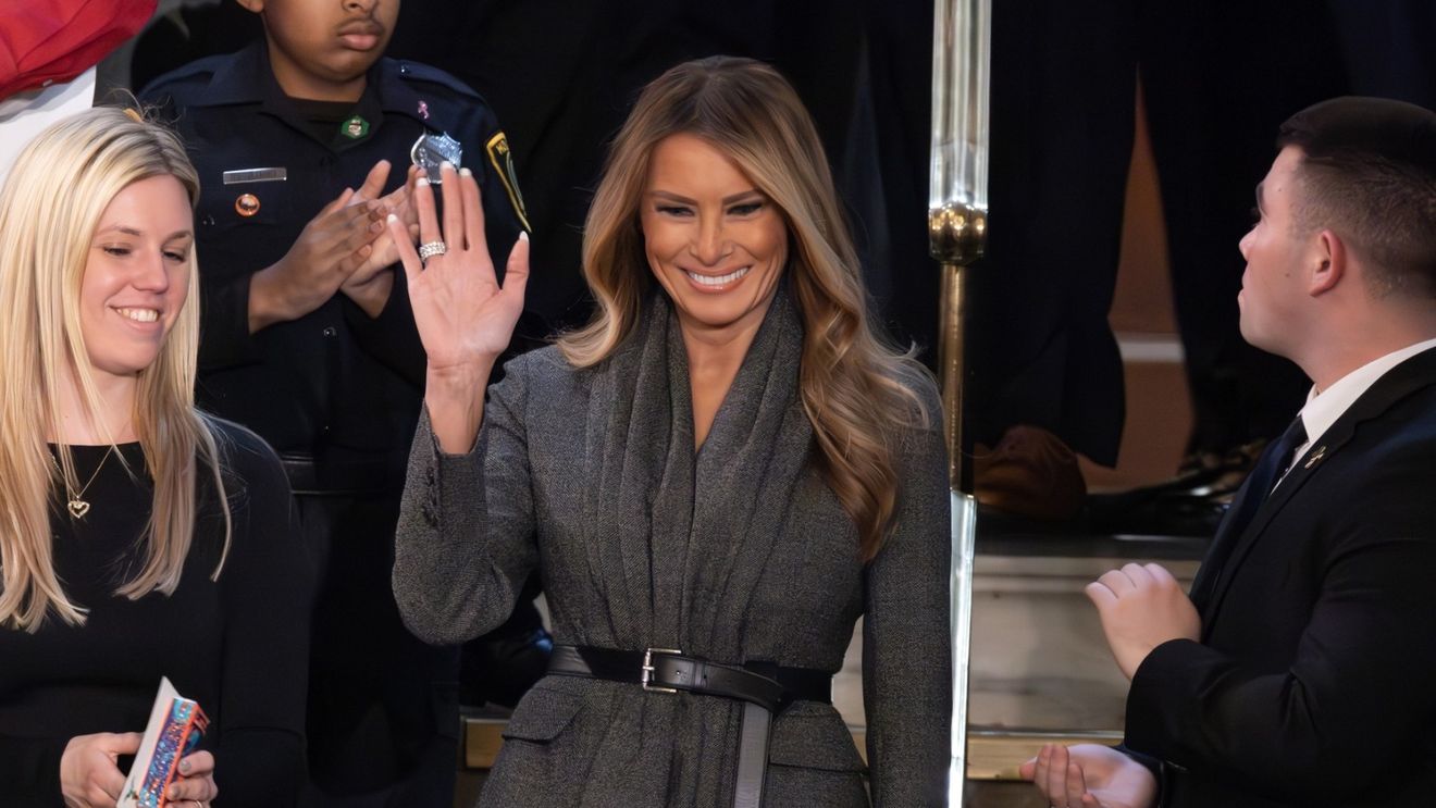 Vestimentația în politică: simbolism, controverse și declarații vestimentare de la Casa Albă / Melania Trump poartă Dior pentru discursul președintelui Trump în fața Congresului