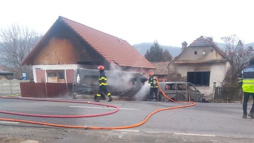 O femeie care mergea pe trotuar a murit carbonizată în urma unui accident între două microbuze care au rupt o conductă de gaz la Copşa Mică