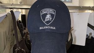FOTO Balenciaga și Automobili Lamborghini lansează o colecție inovatoare inspirată de supercaruri / Un tricou ajunge la 850 de dolari