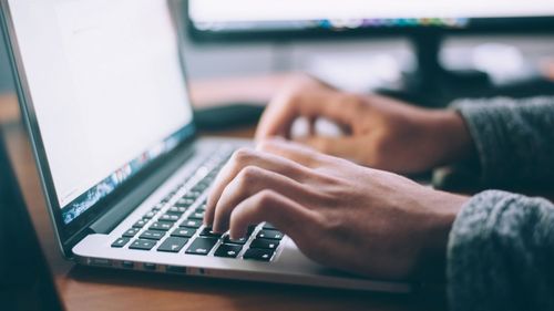 DNSC: Pagini false ce imită identitatea vizuală a unor instituţii media promovează platforme fictive de investiţii