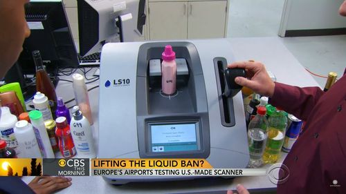 Marea Britanie: Regula de securitate aeroportuară privind lichidele peste 100 ml și laptop-urile din bagajele de mână va fi eliminată până în 2024 prin introducerea scanerelor (BBC News)