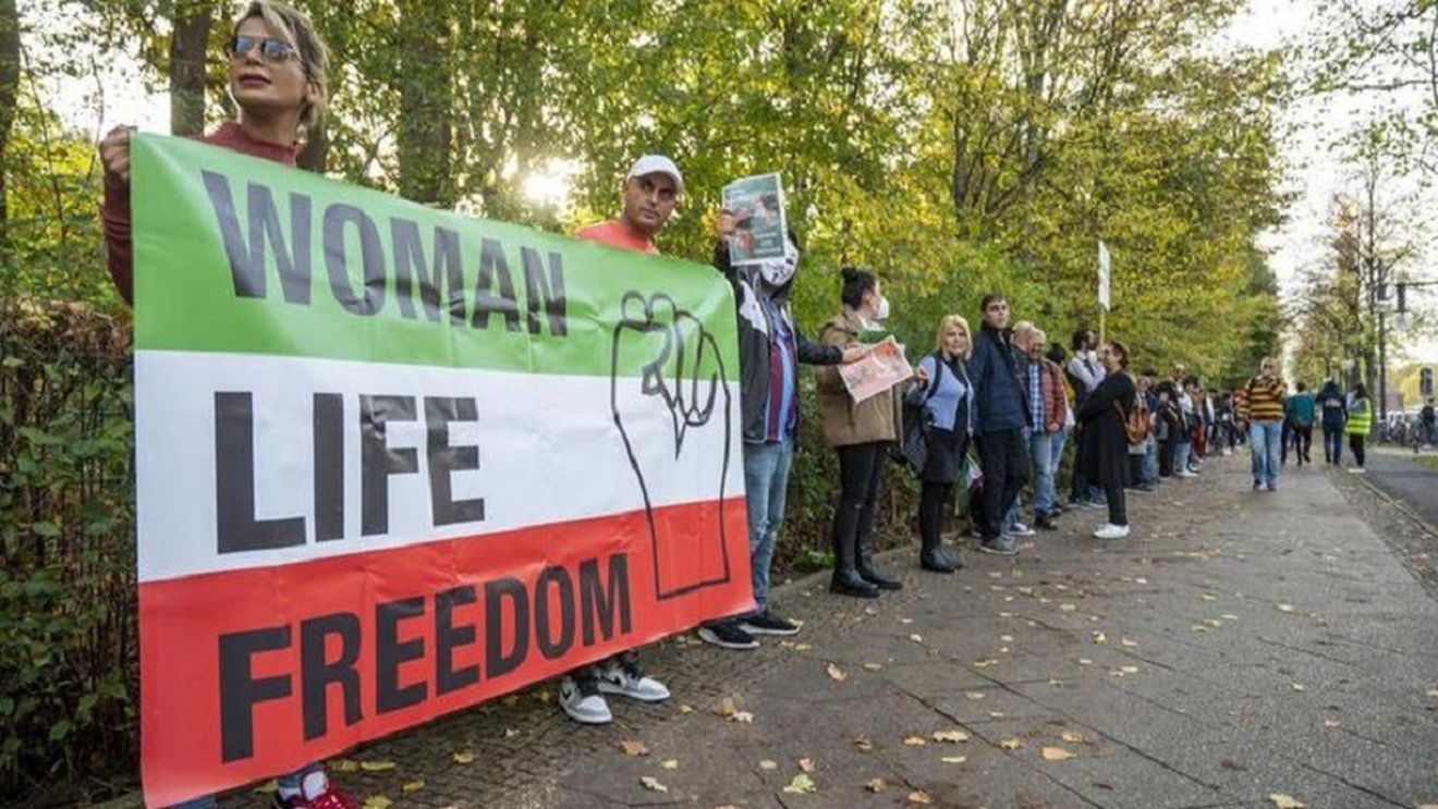Trei răniţi într-un atac împotriva manifestanţilor pro-democraţie în faţa ambasadei Iranului din Berlin