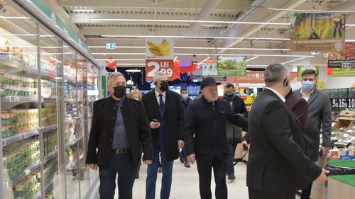 FOTO Președintele CJ Vaslui, Dumitru Buzatu, fără mască la deschiderea primului centru comercial din Bârlad