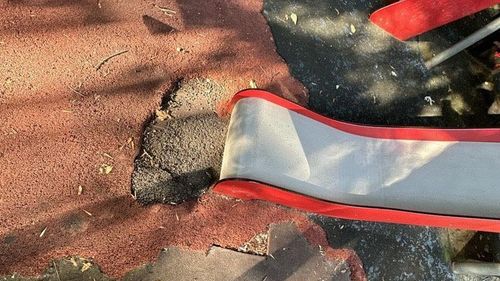 Protecția Consumatorilor a închis temporar 79 de locuri de joacă administrate de Primăria Sectorului 1 / Printre nereguli: echipamente cu vopsea exfoliantă, balansoare cu elemente de lemn putred, lipsa mânerelor de protecţie la leagăne