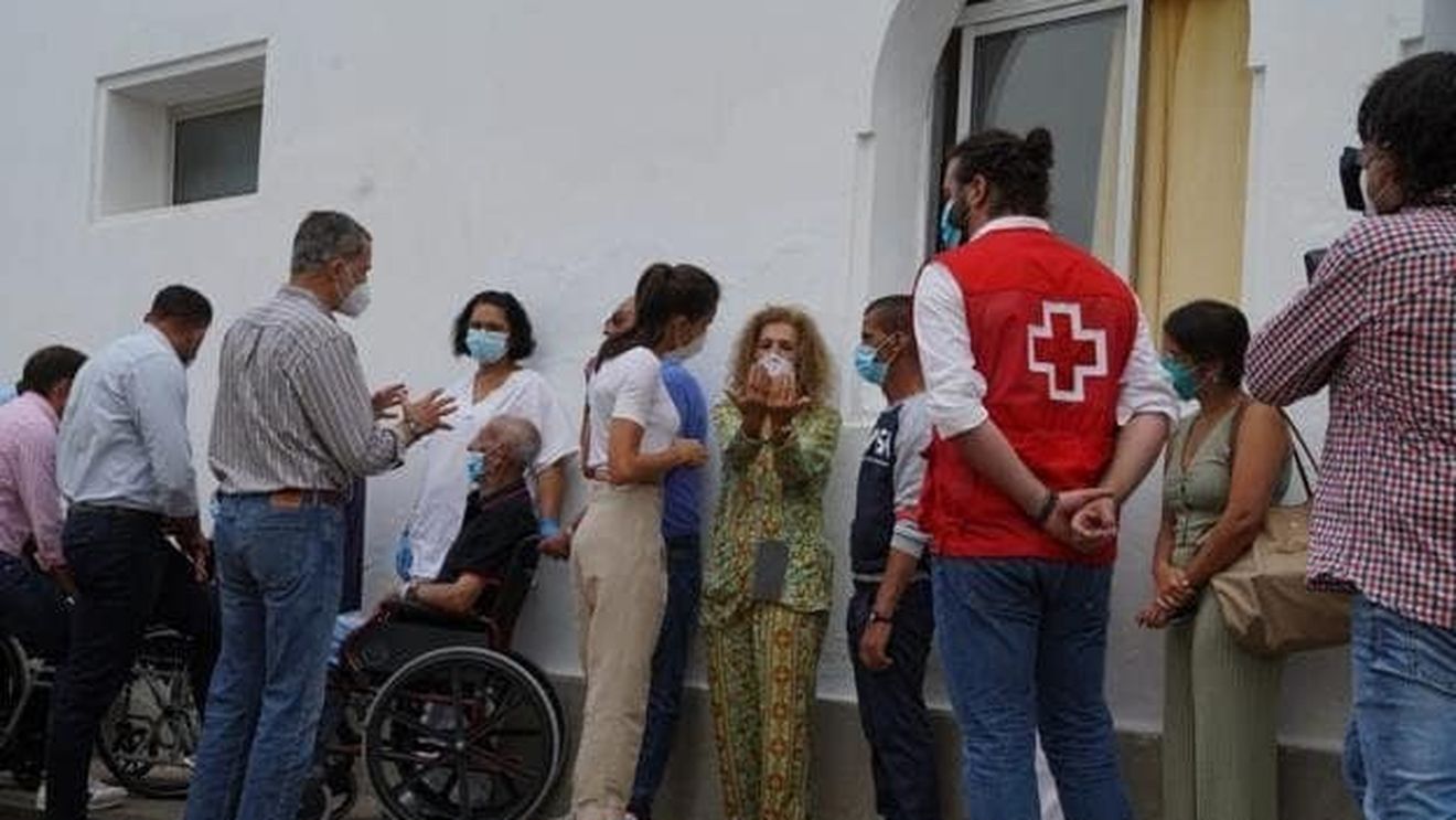 FOTO Regele Spaniei s-a deplasat pe jos, pe insula La Palma, pentru a se întâlni cu victimele vulcanului Cumbre Vieja