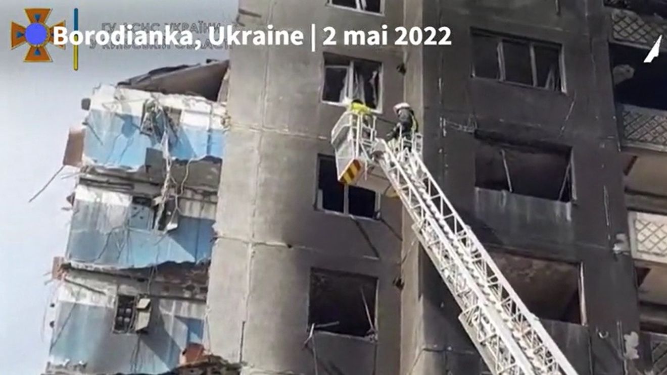 VIDEO Ucraina: Pompierii au salvat o pisică blocată la etajul șase al unei clădiri bombardate