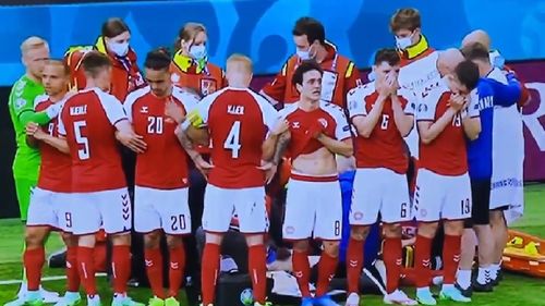 Cum au reacționat colegii lui Christian Eriksen când s-a prăbușit pe teren / Imagini impresionante cu scutul uman format în jurul fotbalistului