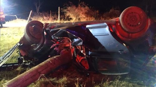 Un tânăr de 19 ani a rămas încarcerat după ce  s-a răsturnat cu mașina în Piatra Neamț