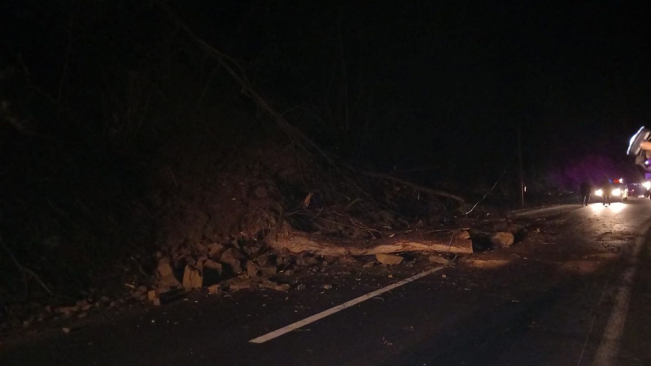 Trafic blocat în Alba din cauza căderilor de pietre de pe versanți