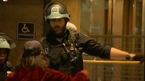 VIDEO New York: Peste 700 de arestăti, în urma jafurilor și violențelor care au avut loc noaptea trecută. Interdicţia de circulaţie pe timpul nopţii a fost prelungită