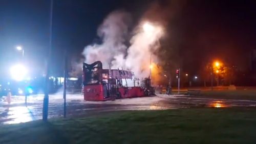 VIDEO Patru bărbați au deturnat și au dat foc unui autobuz într-o suburbie a orașului nord-irlandez Belfast
