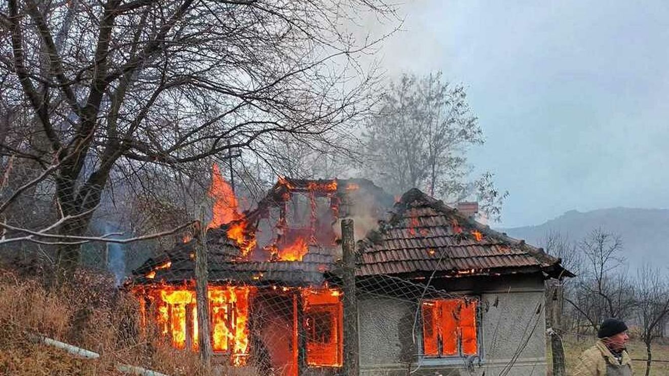 Olt: Un bărbat şi o femeie, găsiţi morţi în urma unui incendiu / Focul a fost provocat de un scurtcircuit electric