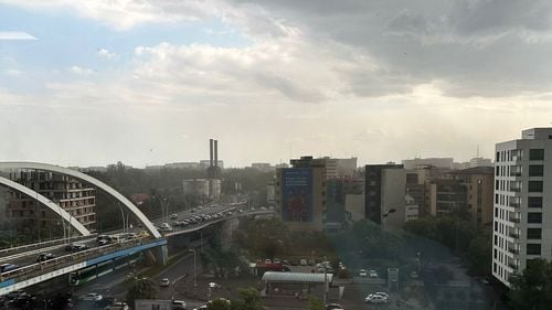 BREAKING O femeie a murit, alte două persoane au fost rănite / Trafic oprit pe autostrada A1 / Mai multe avioane au așteptat în aer să poată ateriza pe Otopeni, iar unele curse au fost deviate / Cod roșu de furtună în București și Ilfov / Mai mulți copaci căzuți - VIDEO