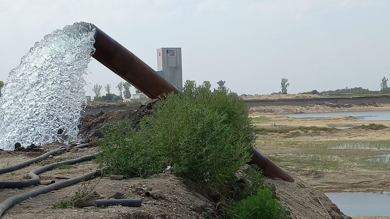 Sute de locuitori dintr-o localitate din judeţul Giurgiu susţin că au rămas fără apă în fântâni din cauza unei balastiere deţinute de un afacerist grec / Kassianos: Eu le-am făcut oamenilor cadou 150 de puţuri de 20 de metri. Înregistrează asta. Cadou