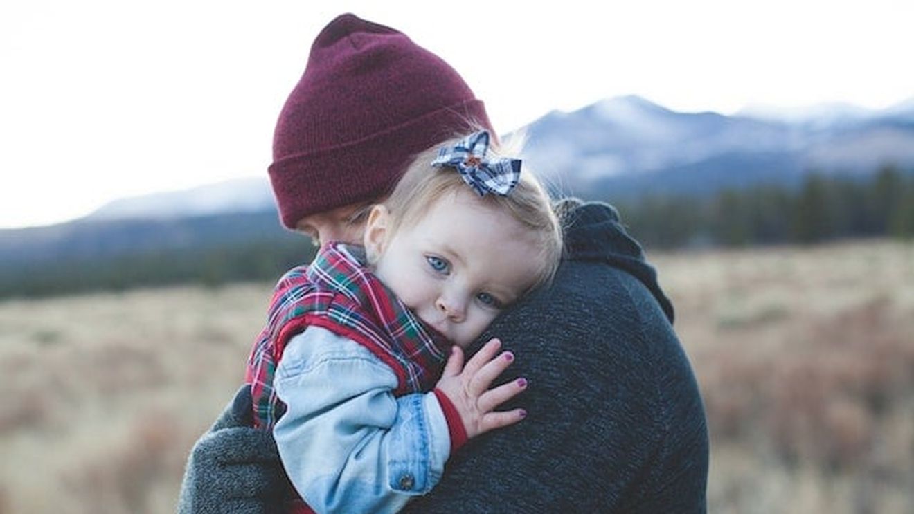 Studiu Salvaţi Copiii: Doar unul din trei copii cu părinţi plecaţi la muncă în străinătate îşi revede familia în această vară / Principala provocare a părinţilor care muncesc în afară este menţinerea legăturii emoţionale cu copiii rămaşi în ţară