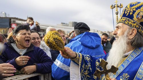 BREAKING Teodosie a primit un avertisment scris de la Sinodul BOR, cel mai înalt for bisericesc. El va fi judecat de instanțele bisericești dacă va continua actele de ”răzvrătire și presiune publică”