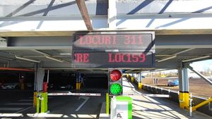 La o zi după ce a fost inaugurată, parcarea de tip park&ride de la stația de metrou Tudor Arghezi era ocupată doar pe jumătate. Celelalte două parcări de la marginea Bucureștiului, Străulești și Pantelimon, sunt goale și mizere