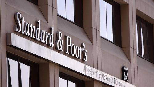 Agenția de rating Standard&Poor’s menține România la un pas de categoria „junk”, cu perspectivă negativă. Cauza: criza politică declanșată de moțiunea de cenzură