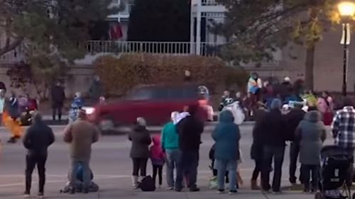 A mai murit un băiat de opt ani după ce o mașină a intrat cu viteză în mulțime la o paradă de Crăciun din SUA/ Este a șasea victimă până acum, alte persoane se află în stare critică la spital