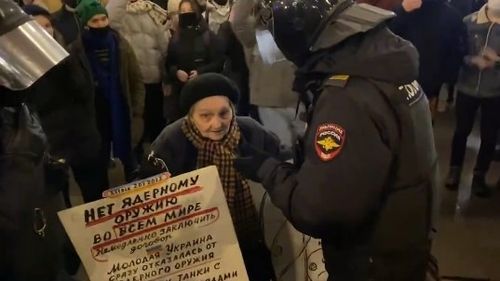 VIDEO Forțele de ordine ruse ridică o bătrână din Sankt Petersburg, supraviețuitoare a asediului Leningradului, care protesta împotriva războiului