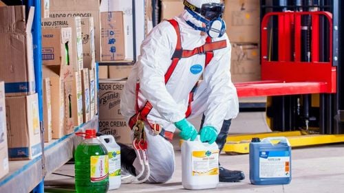 Oamenii din mai multe localități s-au închis sâmbătă în case după un accident la o uzină chimică din Țara Galilor