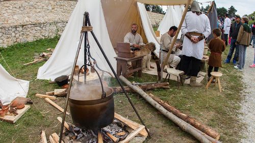 Urmașii vikingilor vin în Cetatea Râșnov, la Festivalul Medieval din acest weekend: Demonstraţii, ateliere şi experienţe culinare medievale