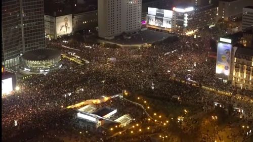 VIDEO Mii de femei în stradă la Varșovia, protestând împotriva interzicerii avortului