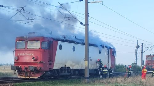 Locomotiva electrică a unui tren de călători a luat foc în halta Tomșani, Prahova
