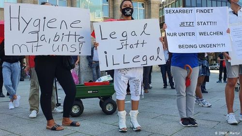 O prostituată din România protestează în Germania pentru redeschiderea bordelurilor / Elena trimitea bani acasă pentru a-şi sprijini familia, dar acum tatăl ei îi trimite 700 de euro lunar pentru chirie şi mâncare