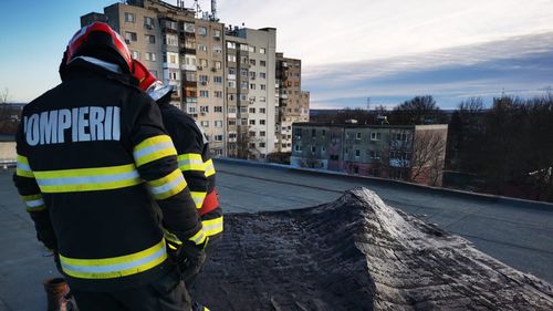 FOTO Copaci căzuți în Giurgiu, în cod galben de furtuni/ Trafic blocat din cauza arborilor, stâlpi de iluminat, mașini și case avariate