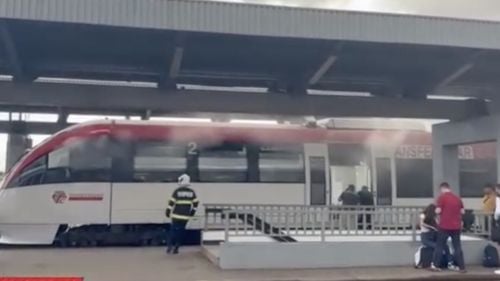 VIDEO Incendiu la un tren de pasageri în Gara de Vest din Ploiești / Focul a fost stins, nu sunt victime