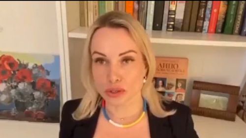 Marina Ovsiannikova, editorul de știri care a protestat în direct împotriva războiului din Ucraina, va părăsi televiziunea de stat rusă