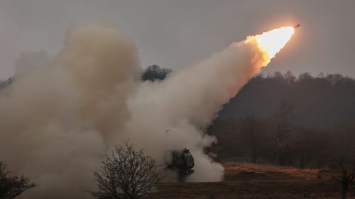 Interoperabilitatea sistemelor de tip „tragi și fugi”, testată de NATO în România: HIMARS-urile românești și poloneze au tras împreună cu obuziere CAESAR franceze la Cincu