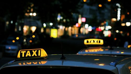 Zeci de amenzi date de poliţişti în urma unor verificări privind transportul în regim de taxi sau alternativ, în aeroporturile civile din România/ Printre scopurile acţiunii, eliminarea pirateriei şi diminuarea concurenţei neloiale