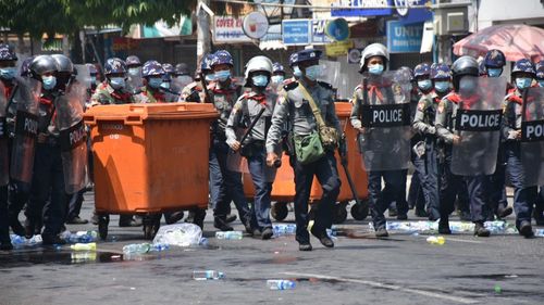 Trei jurnalişti care au fugit de represaliile juntei din Myanmar au fost arestaţi şi aduşi în faţa unui tribunal în Thailanda