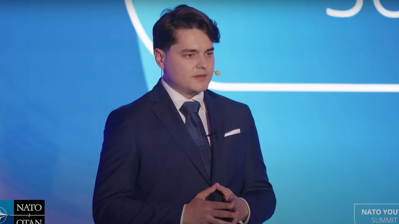 Cum a ajuns Selly singurul influencer român care a ținut un discurs la NATO/ „Fac parte dintr-o armată mai mare și mai influentă decât NATO”