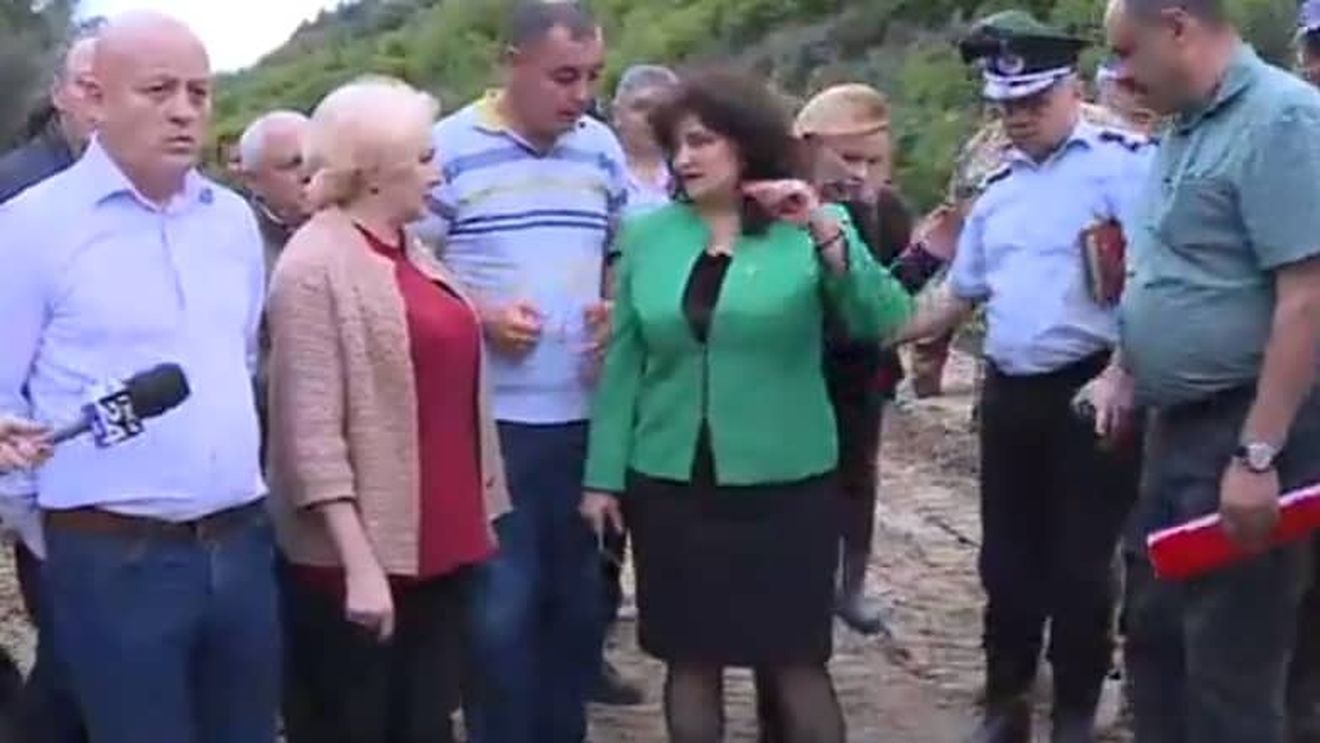 VIDEO Viorica Dăncilă, vizită de lucru în cizme după ce inundațiile au trecut