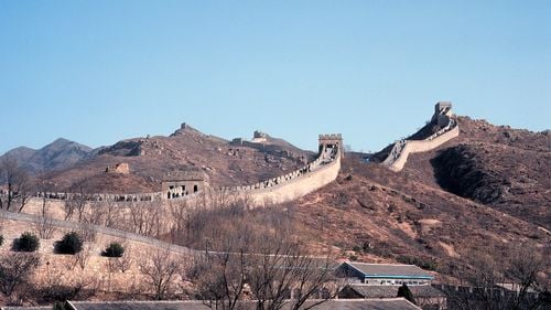 Doi muncitori au făcut o gaură cu excavatorul în Marele Zid Chinezesc, pentru a scurta drumul pe care îl aveau de parcurs