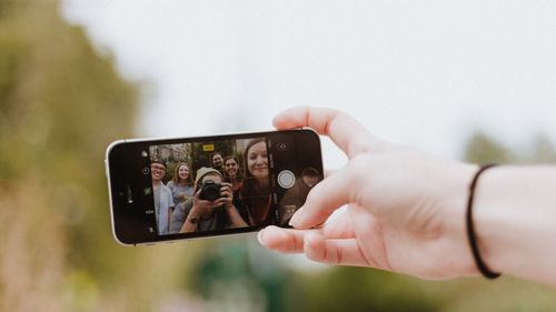 SONDAJ: Telefonul mobil şi conexiunea la Internet sunt cele mai importante pentru turiștii români în timpul vacanţei