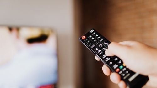 Inteligență artificială pe televizoare: Samsung anunţă mai multe funcţii de AI, între care traducerea în timp real a vocii