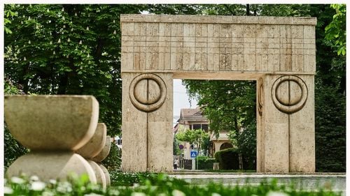 Ansamblul monumental „Calea Eroilor” realizat de Constantin Brâncuşi la Târgu Jiu şi Frontierele Imperiului Roman - Dacia au primit acceptul pentru a fi incluse în Lista Patrimoniului Mondial UNESCO