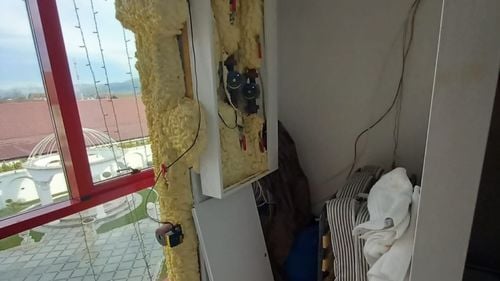 O piaţă aflată în centrul Constanţei a fost închisă temporar de comisarii CJPC / Printre nereguli - tavan deteriorat, ţevi ruginite, stâlpii de rezistenţă ruginiţi, scurgerea acoperită pentru a evita intrarea şoarecilor