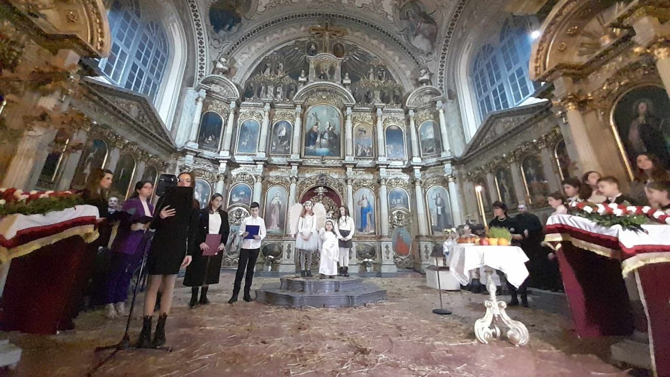 Cea mai numeroasă comunitate de sârbi din România, care trăieşte în judeţul Timiş, sărbătoreşte Crăciunul după calendarul vechi. Tradiția aprinderii “badnjakului”