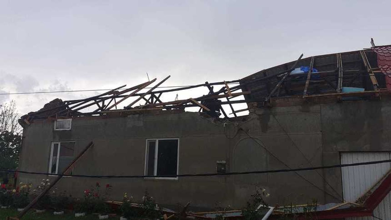 Acoperișuri smulse de vânt și gospodării inundate în județele Giurgiu, Caraș-Severin și Timiș