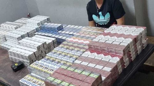 Aproximativ 2.700 pachete cu ţigări, ascunse în bagajele a doi cetăţeni români, descoperite pe Aeroportul Otopeni / Dosar penal pentru contrabandă