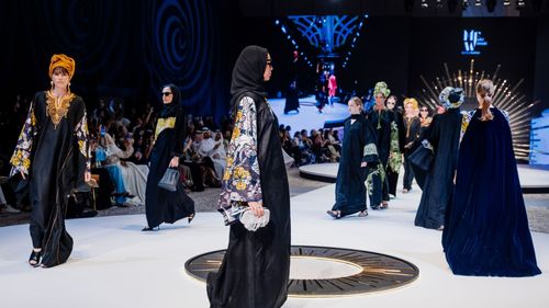 Modestia costă | În interiorul industriei de milioane de euro care vinde haine „conservatoare” / Ce este „Modest Fashion”, controverse și tendințe 