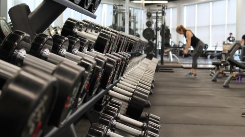 Droguri şi anabolizante, produse într-un laborator clandestin şi distribuite într-o sală de fitness din Cluj-Napoca