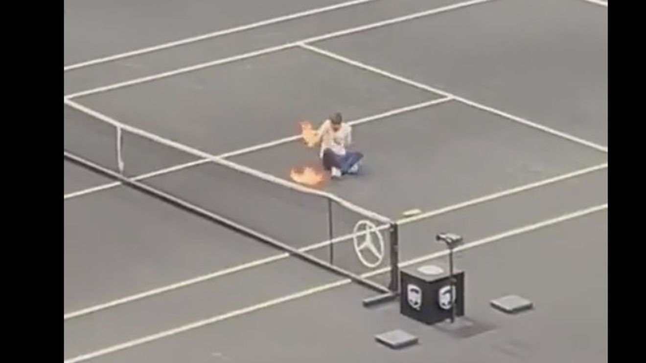 VIDEO Un activist de mediu şi-a dat foc la un braţ, pe teren, în timpul unui meci de la Laver Cup/ Activistul milita împotriva folosirii avioanelor private în Marea Britanie