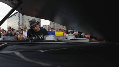 VIDEO ”Gust de libertate” - Protest cu recital la pian în Piața Victoriei susținut de celebrul Davide Martello